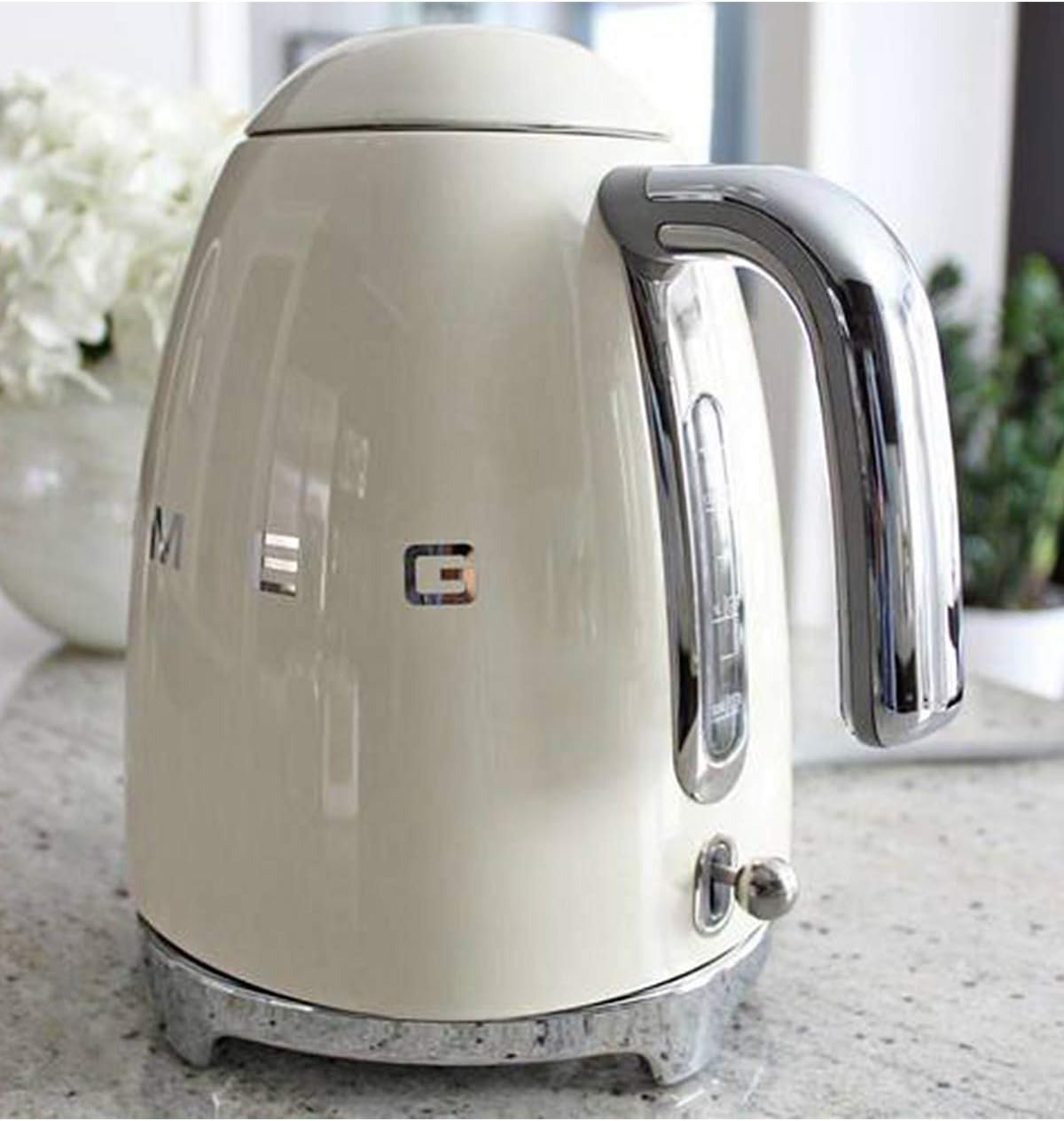 Smeg, Bouilloire Électrique KLF03PGEU 1,7 L, Filtre Anticalcaire Lavable, Arrêt Automatique de Sécurité, Indicateur de Niveau d'Eau, Base Antidérapante, Range Cordon, Puissance 2400W, Vert d'Eau