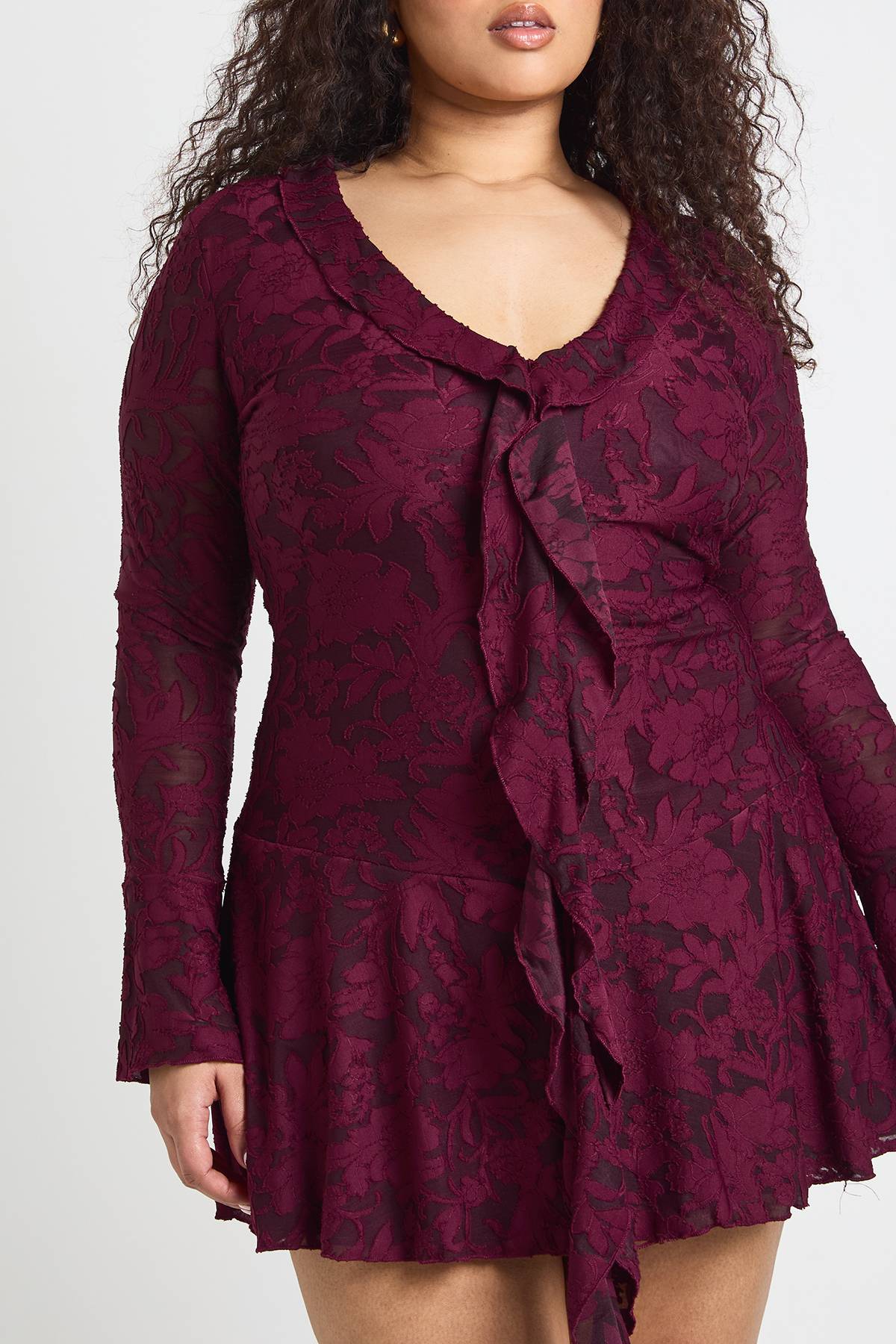 boohoo Robe Mini À Volants Devant Motif Floral Dévoré Grande Taille
