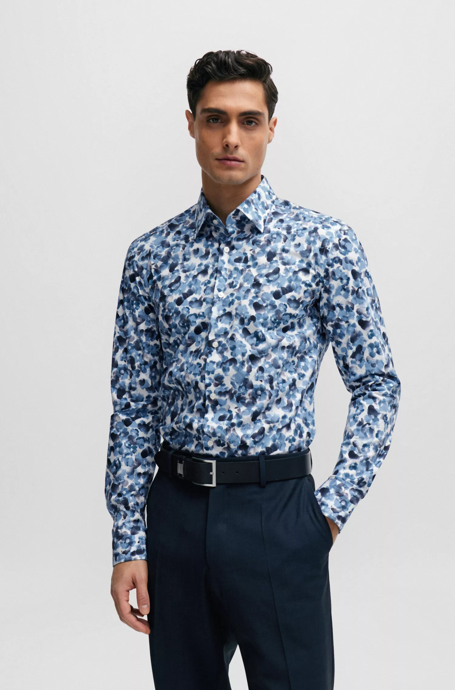 Camisa BOSS preta de corte slim em algodão elástico com estampa floral.