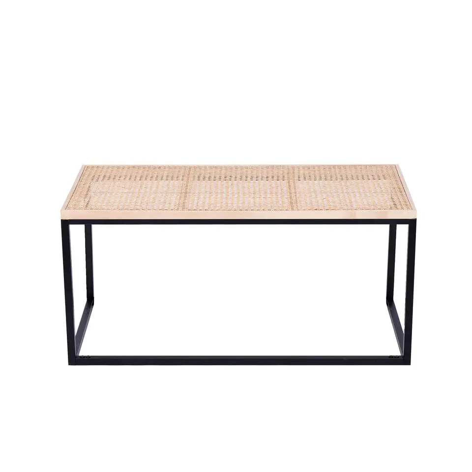 Industriële rotan en zwarte metalen salontafel