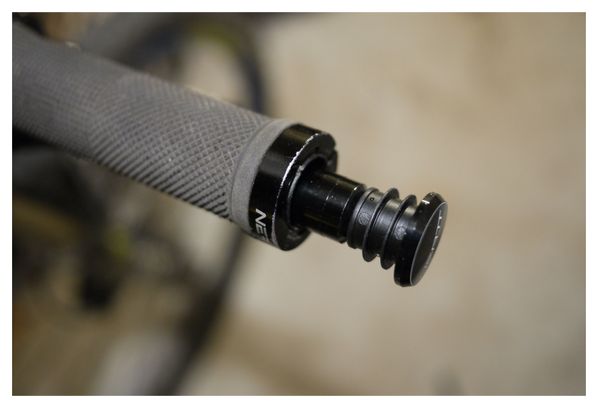 Kit de Réparation Tubeless Neatt Avec Embouts de Guidon Aluminium Noir   5 Mèches