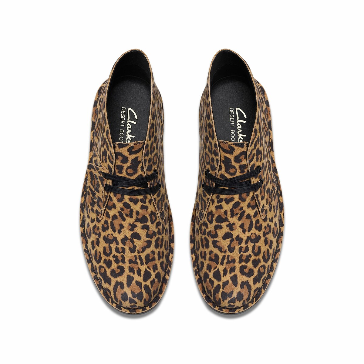CLARKS<br>Bota Desert em couro camurça