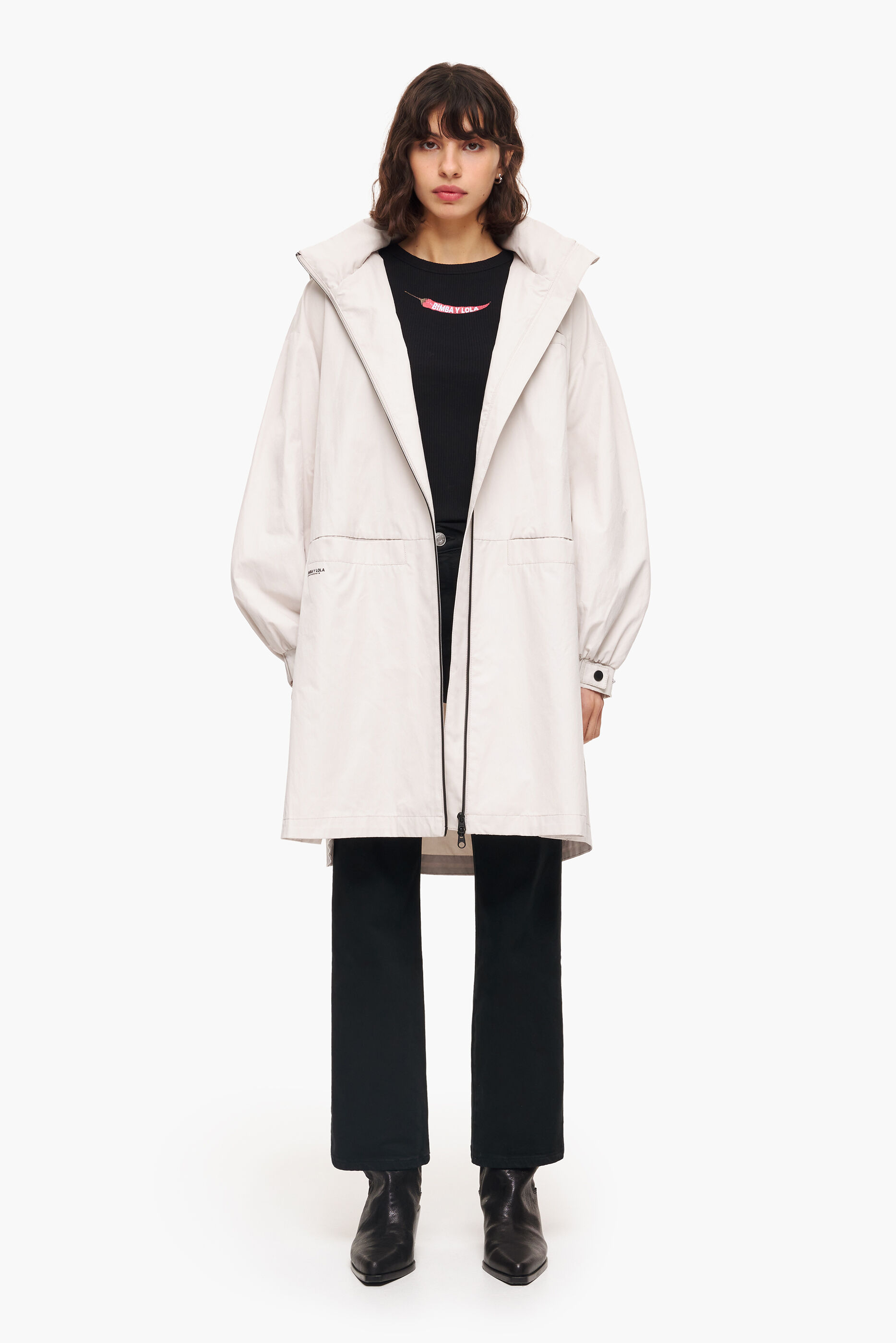 Trench coat cinza com modelagem flare