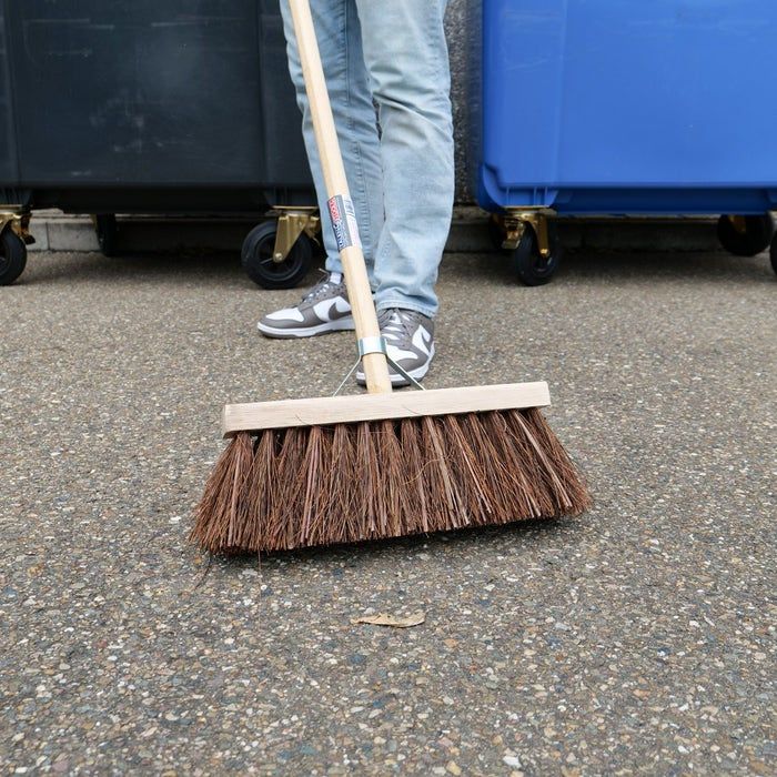 Harde bezem natuurvezel haren 37 cm met bezemsteel 140 cm (8712448281850)