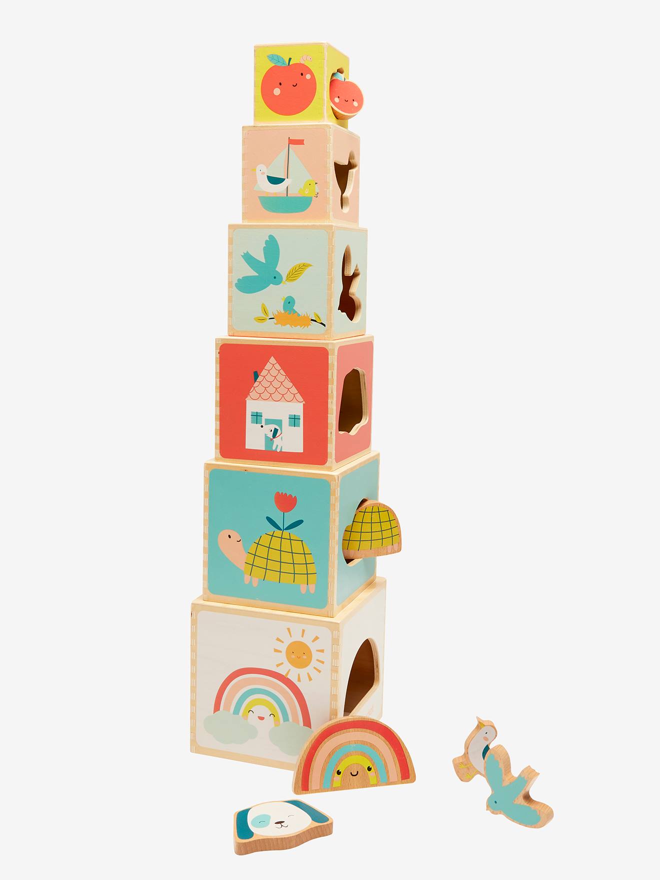 Torre de cubos empilháveis de madeira com formatos diversos, certificada pelo FSC®. Bege médio com padrões.