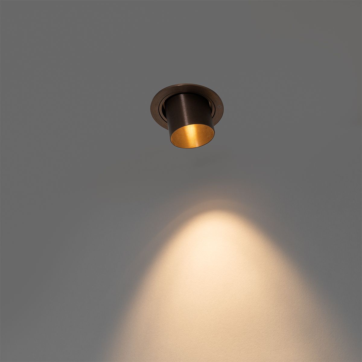 Moderne inbouwspot donkerbrons rond kantelbaar - Installa