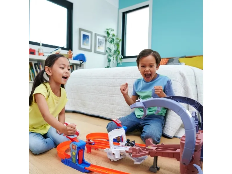 Hot Wheels Racer Verse RACERVERSE Spider-Mans spindelvævracerbanesæt, Køretøjs- og skinnesæt, 4 År, Plast, Metal, Flerfarvet