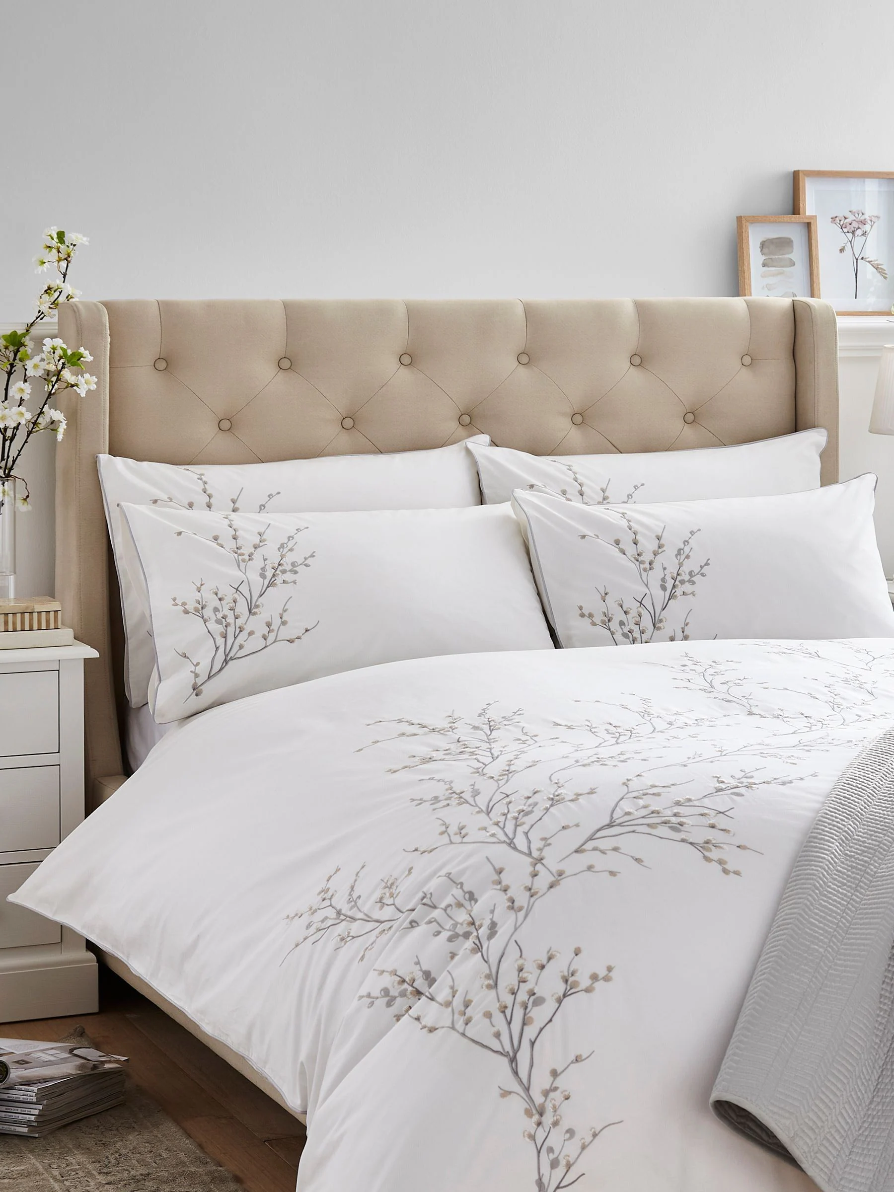 Laura Ashley 100% katoen perkal 200 draadtelling Pussy Willow Sprig geborduurd dekbedovertrek en kussensloopset