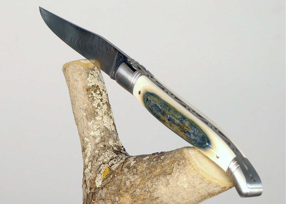 Couteau Laguiole avec une lame Damas et un manche en ivoire de Mammouth