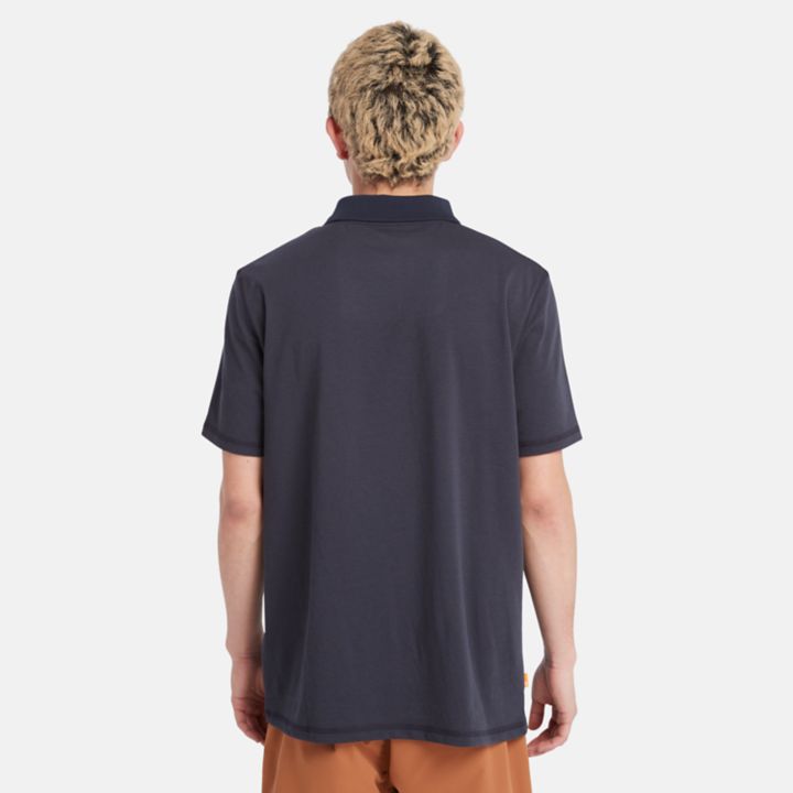 Camisa polo masculina de tecido respirável na cor azul marinho.