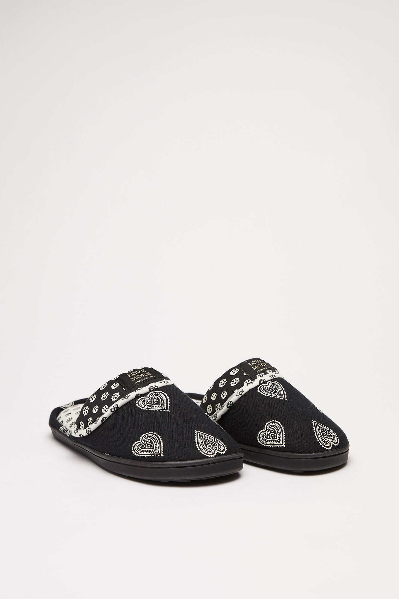 Pantufas pretas com estampa de corações -