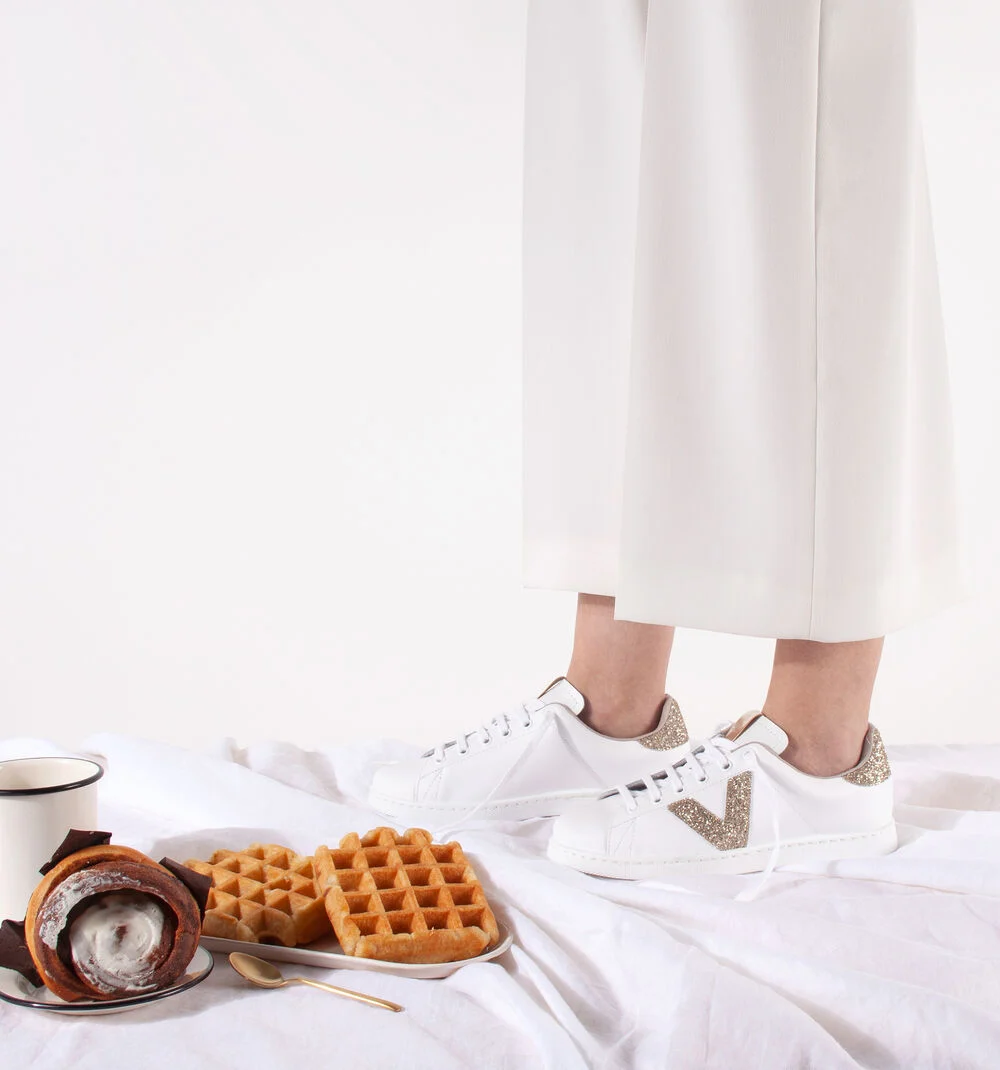 TENIS CUIR & COPEAUX GLITTER Baskets blanches en cuir et détails glitter NUDE