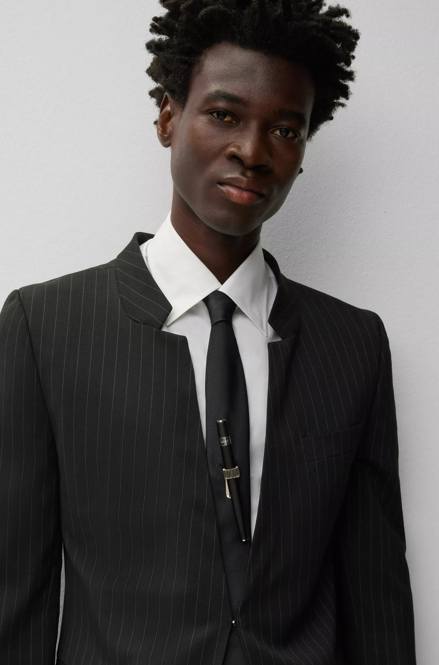 Blazer BOSS preto, corte regular, em mistura de lã com risca de giz.