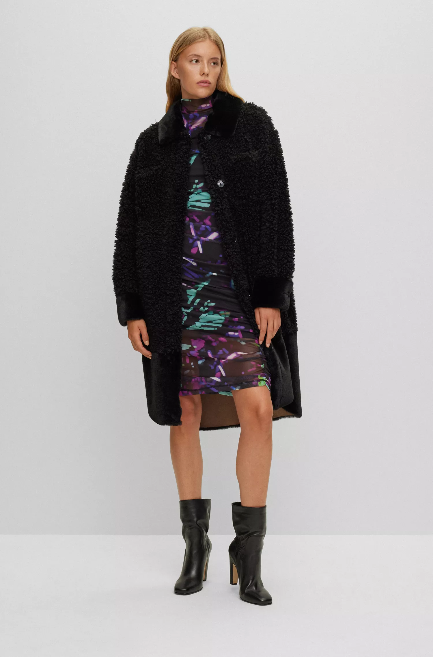 Botas BOSS pretas de salto alto em couro napa com detalhe de monograma.
