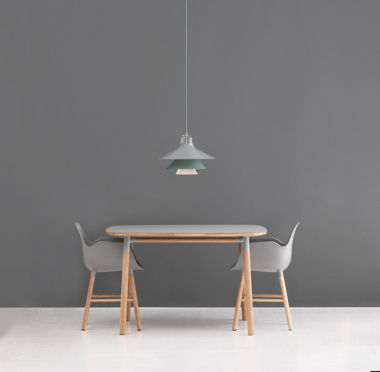 Normann Copenhagen Form Armchair stoel met eiken onderstel blauw