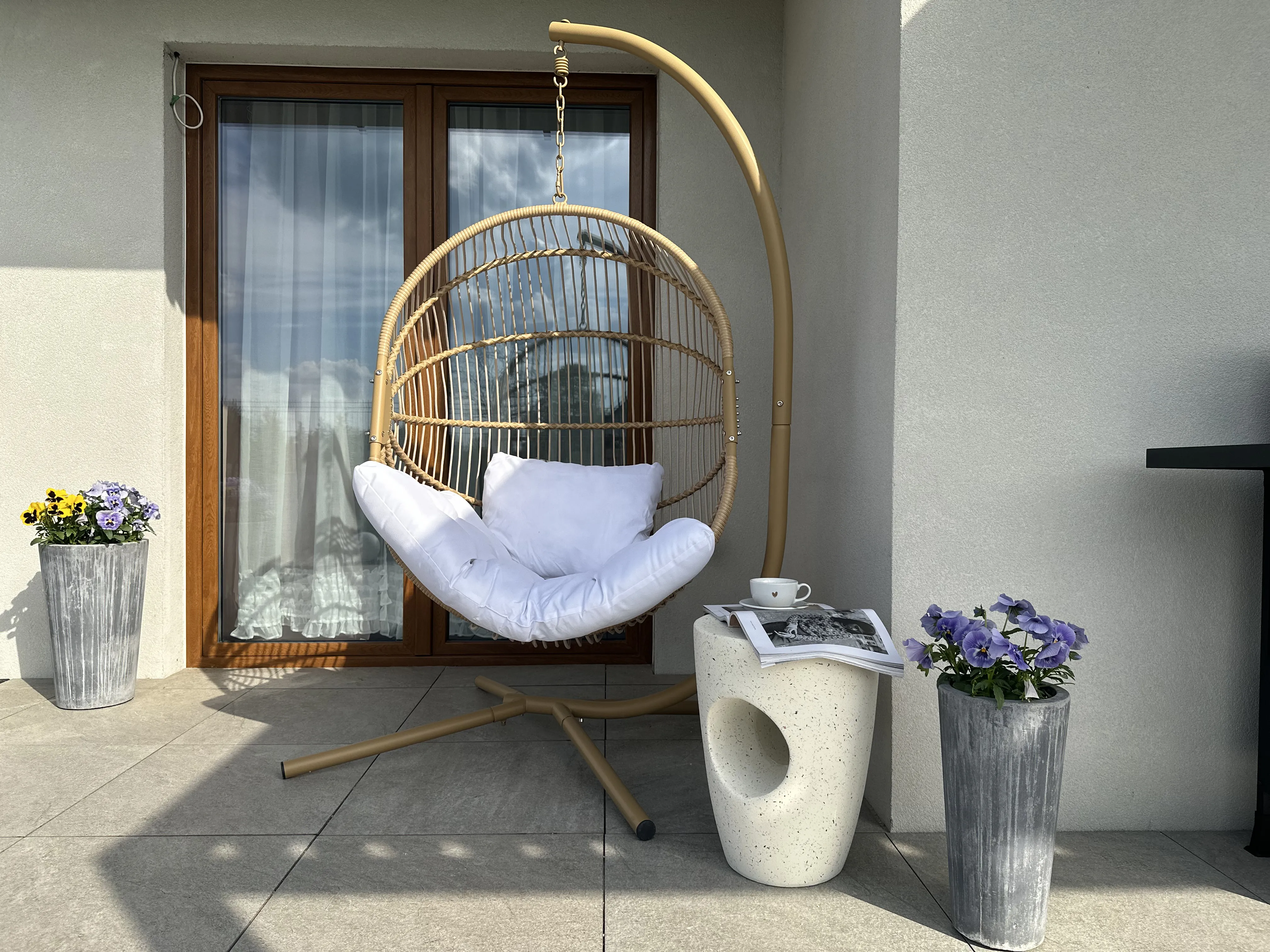Hangstoel met standaard ACRI PE rotan Beige