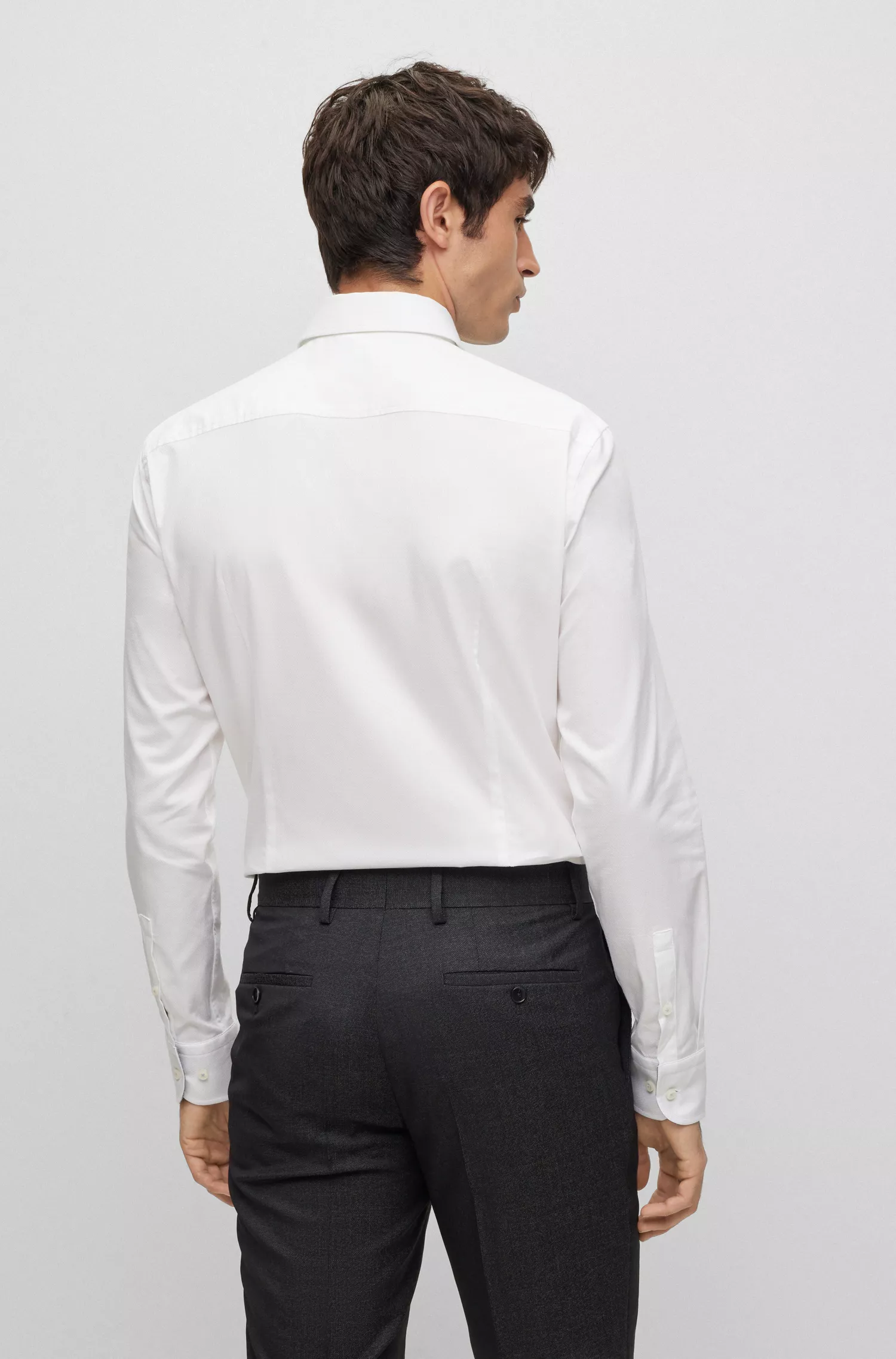 Camisa BOSS preta de corte slim, em algodão estruturado com elastano, fácil de passar.