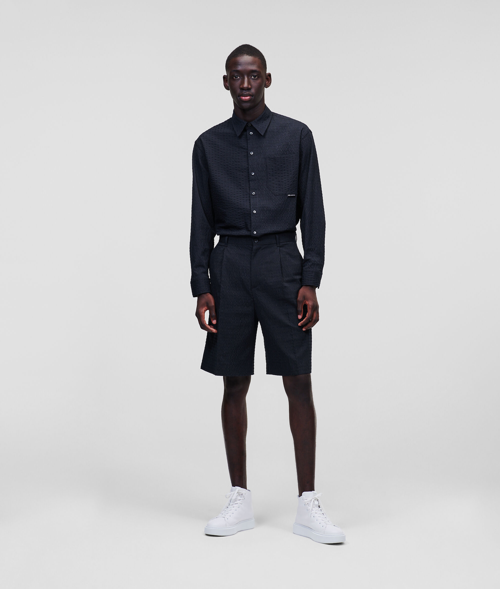 SHORT EN SEERSUCKER À FINES RAYURES