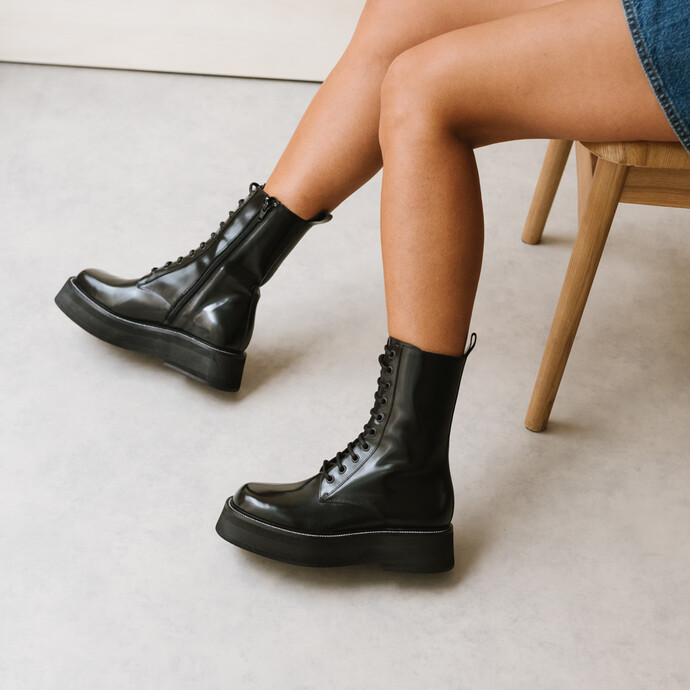 Boots à lacets et semelles épaisses  en cuir glacé noir