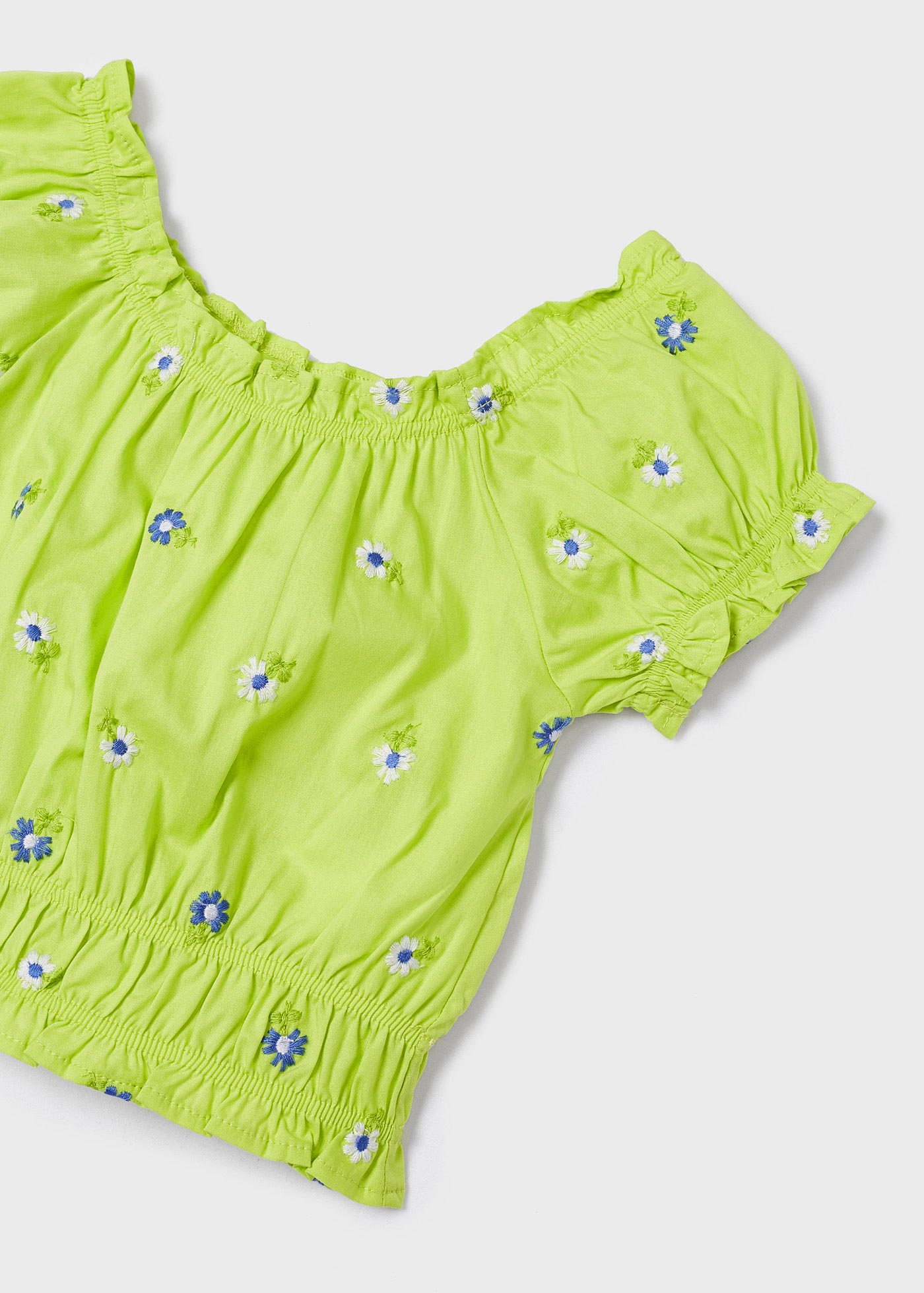 Blusa de manga curta com bordados para meninas