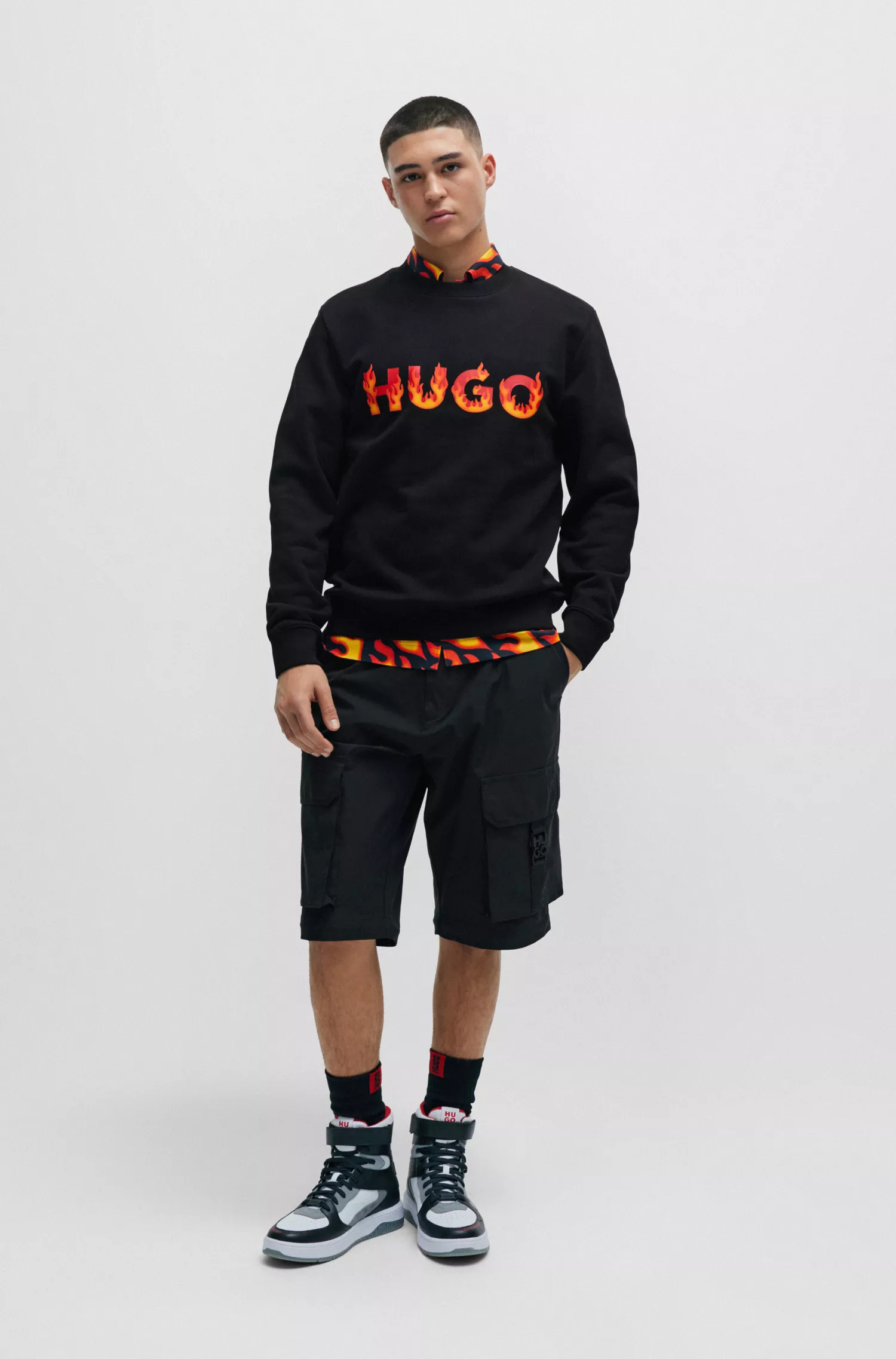 Moletom HUGO vermelho em algodão felpudo com logo de chama em relevo