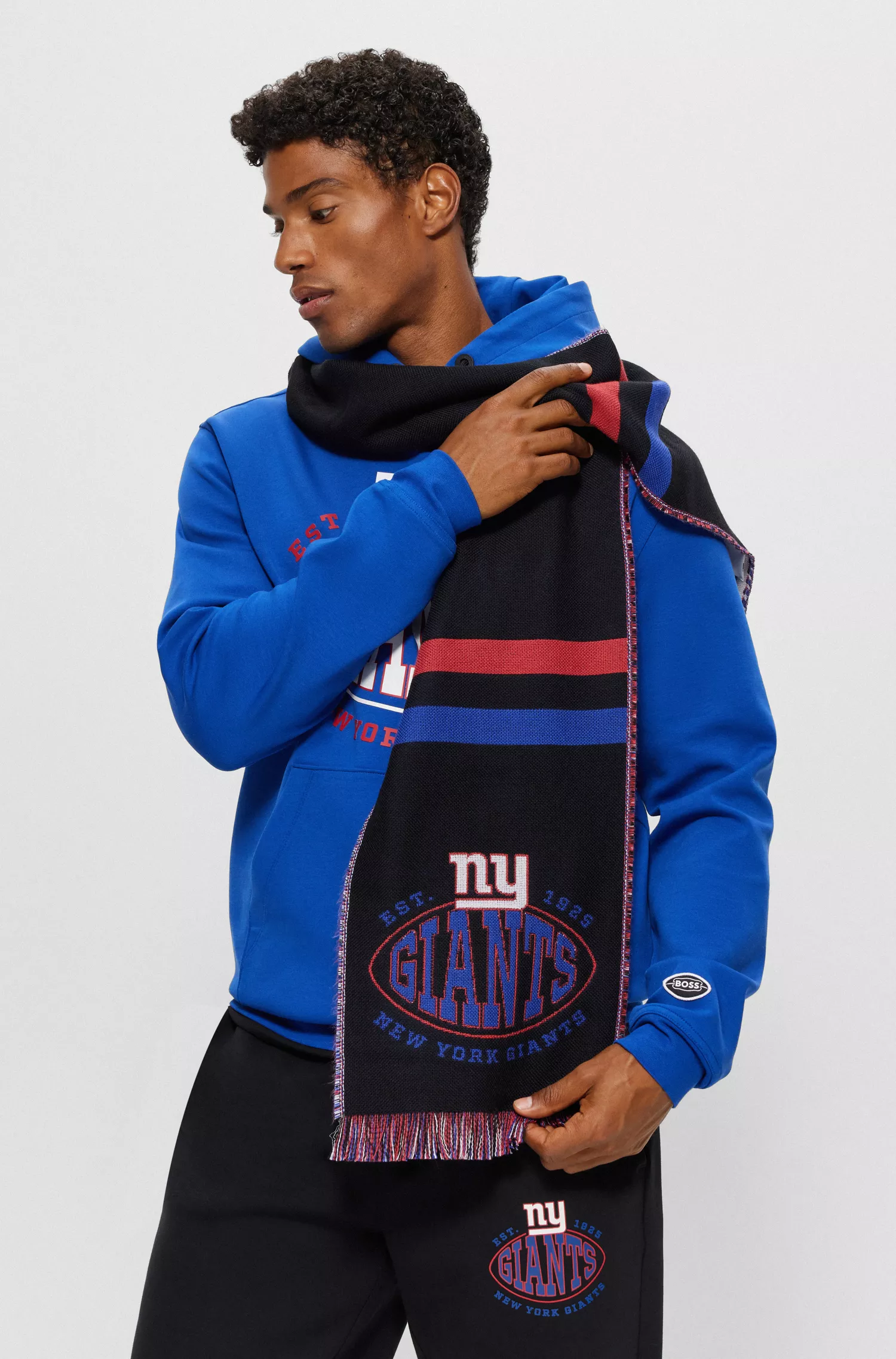Cachecol BOSS Orange com o logotipo da BOSS x NFL e a marca do New York Giants.