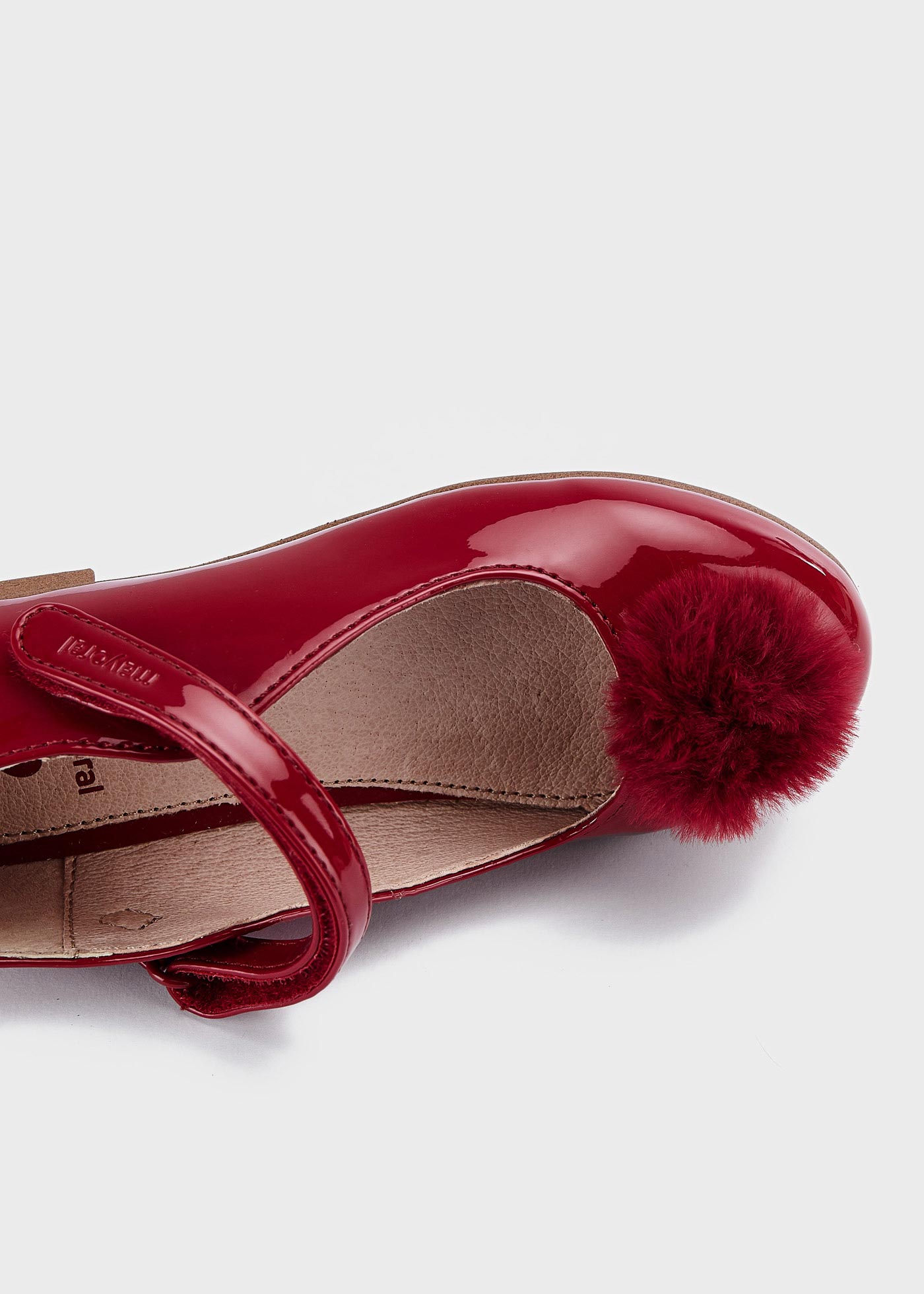 Sapato estilo Mary Jane com palmilha de pompom, em couro sustentável, para meninas.