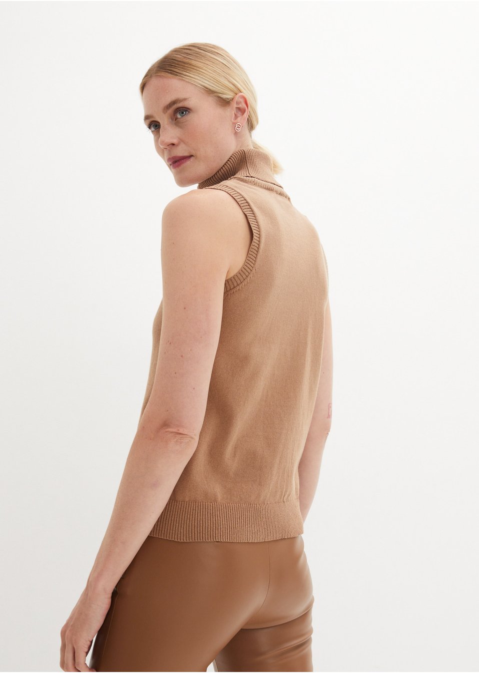 Pull col roulé sans manches
