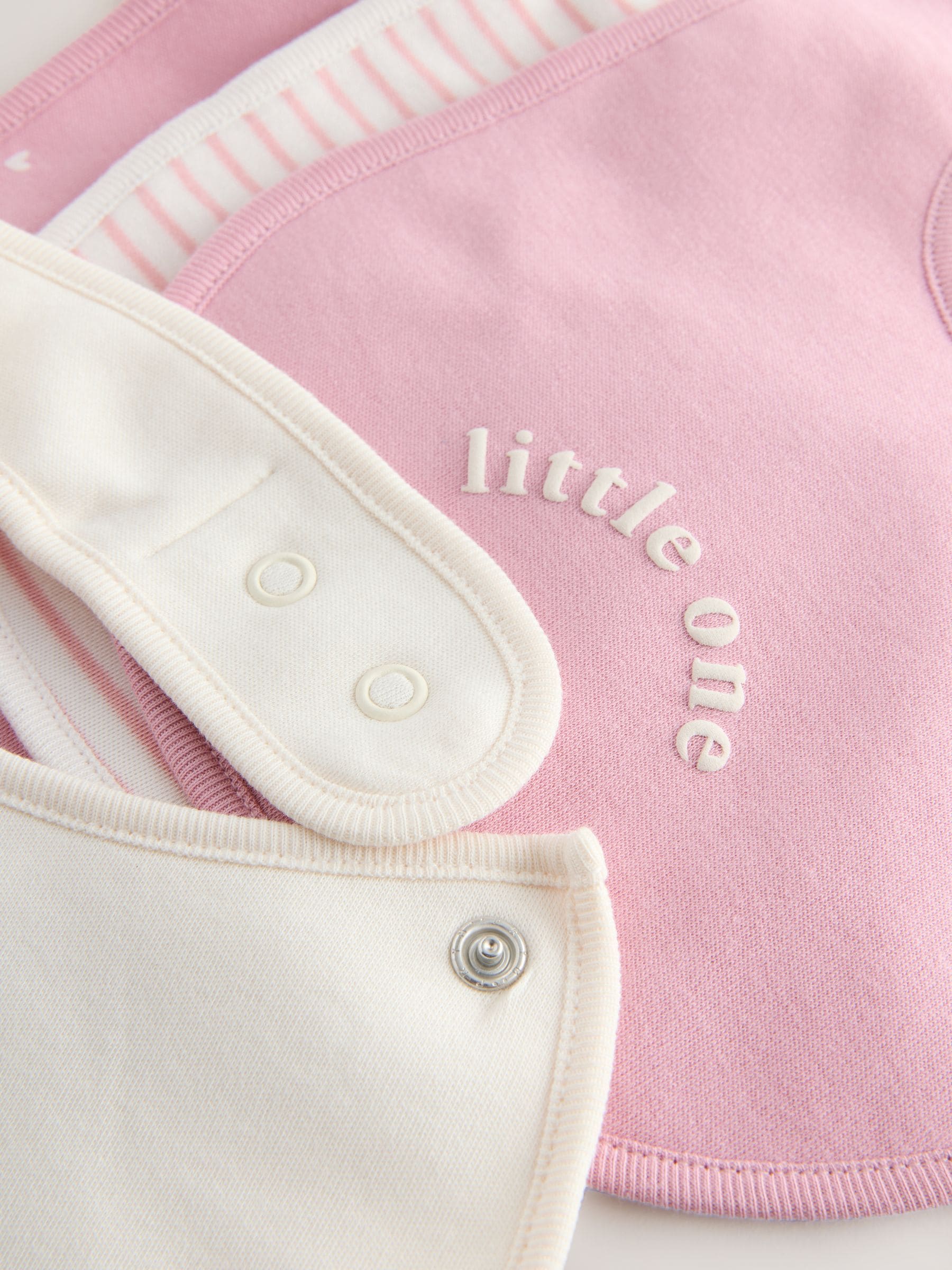 Roze met hartjesprint - Verpakking met 5 babyslabbetjes
