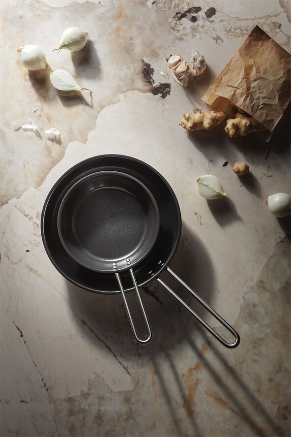 Eva Trio Stainless Steel Stegepande 24 cm keramisk Slip-Let® belægnin Polished steel