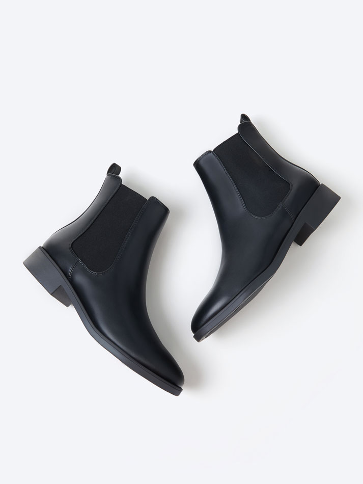Bota de cano curto sem salto - Preta