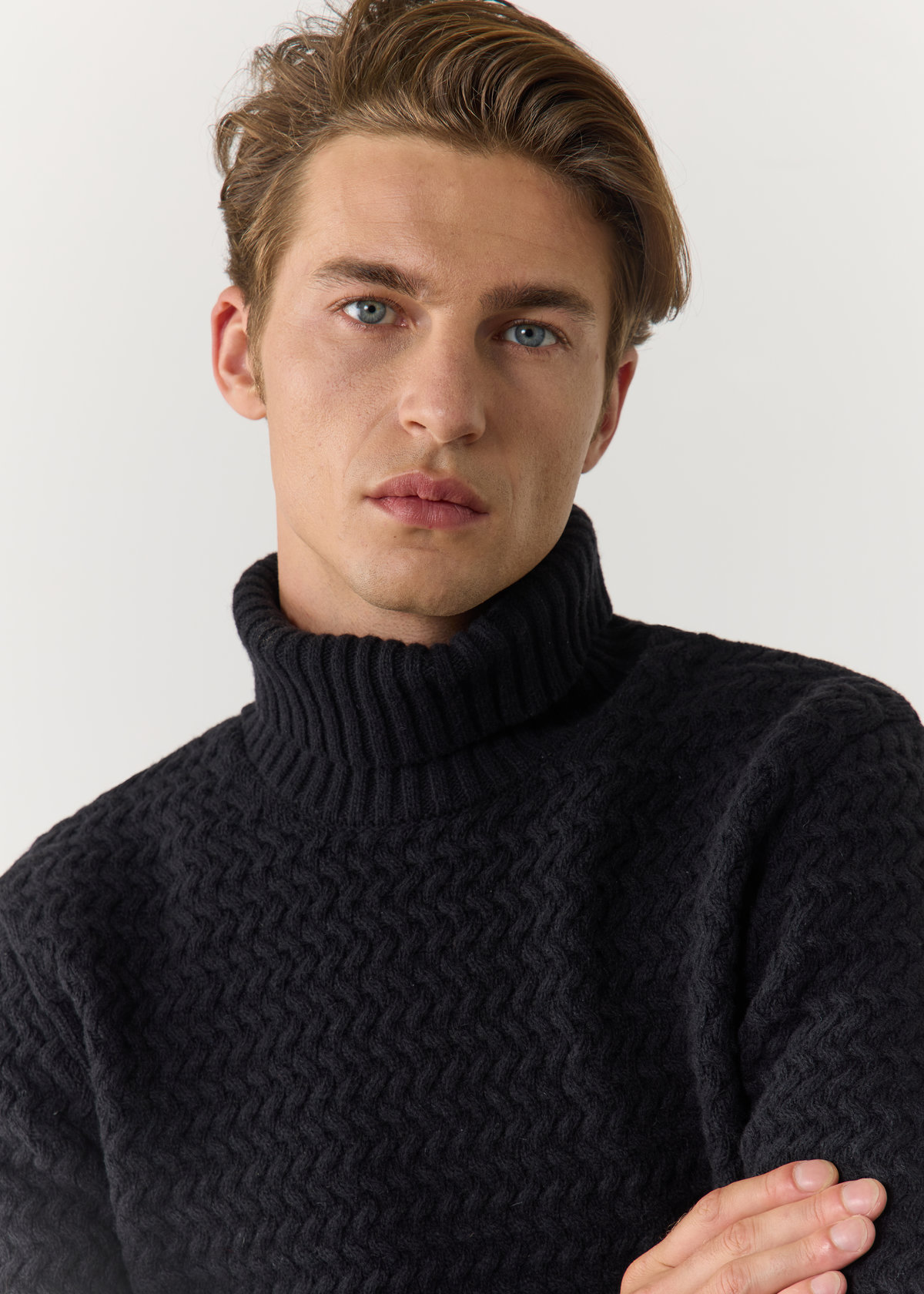 Pull col roulé en laine mélangée unie noire