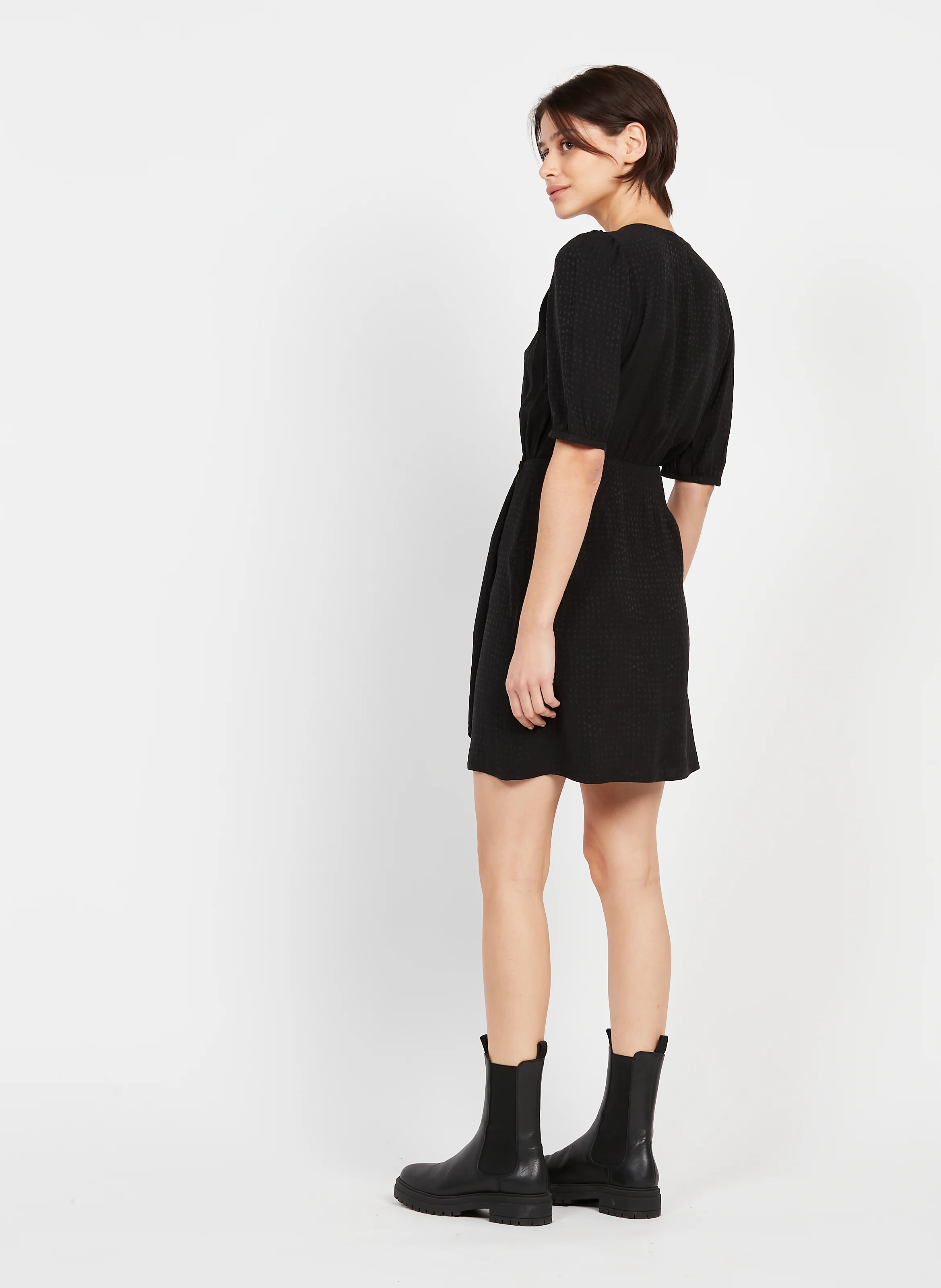 NUSCH - Robe courte décolleté V| Noir
