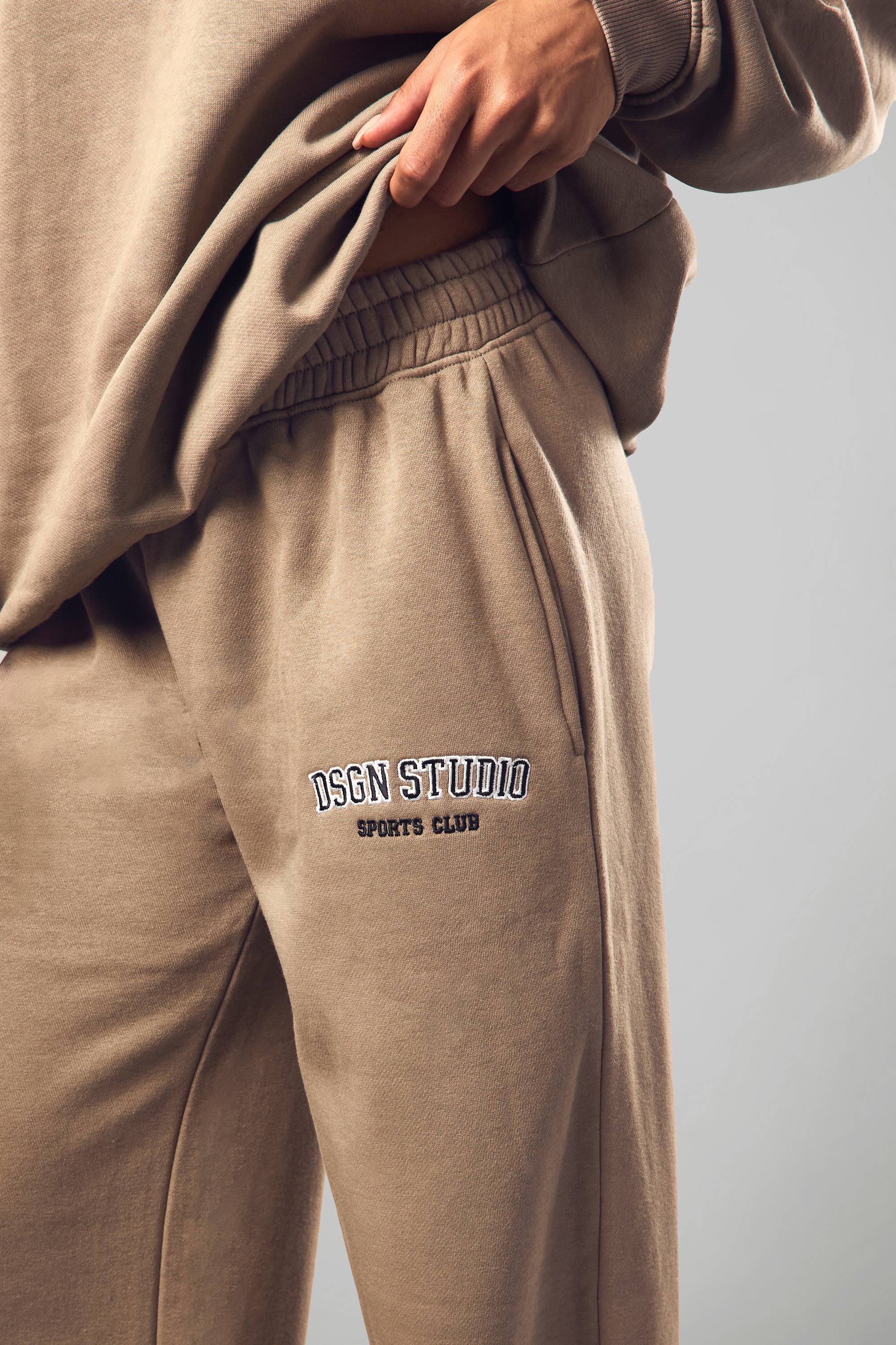 DSGN Studio Jogger à jambe droite appliqué