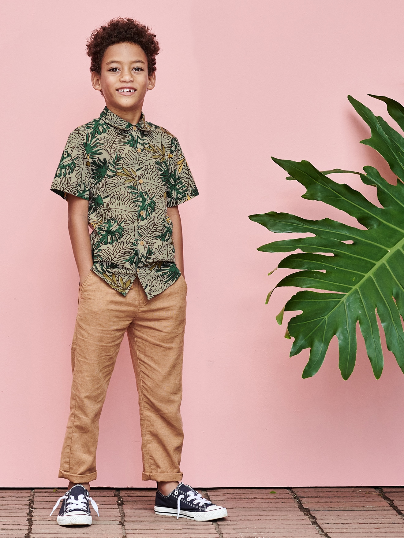 O conjunto inclui: Tênis de lona elástica para meninos + Calça leve de linho e algodão para meninos + Camisa de manga curta com estampas exóticas para meninos