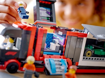 LEGO F1® truck met RB20 en AMR24 F1® auto's (60445)