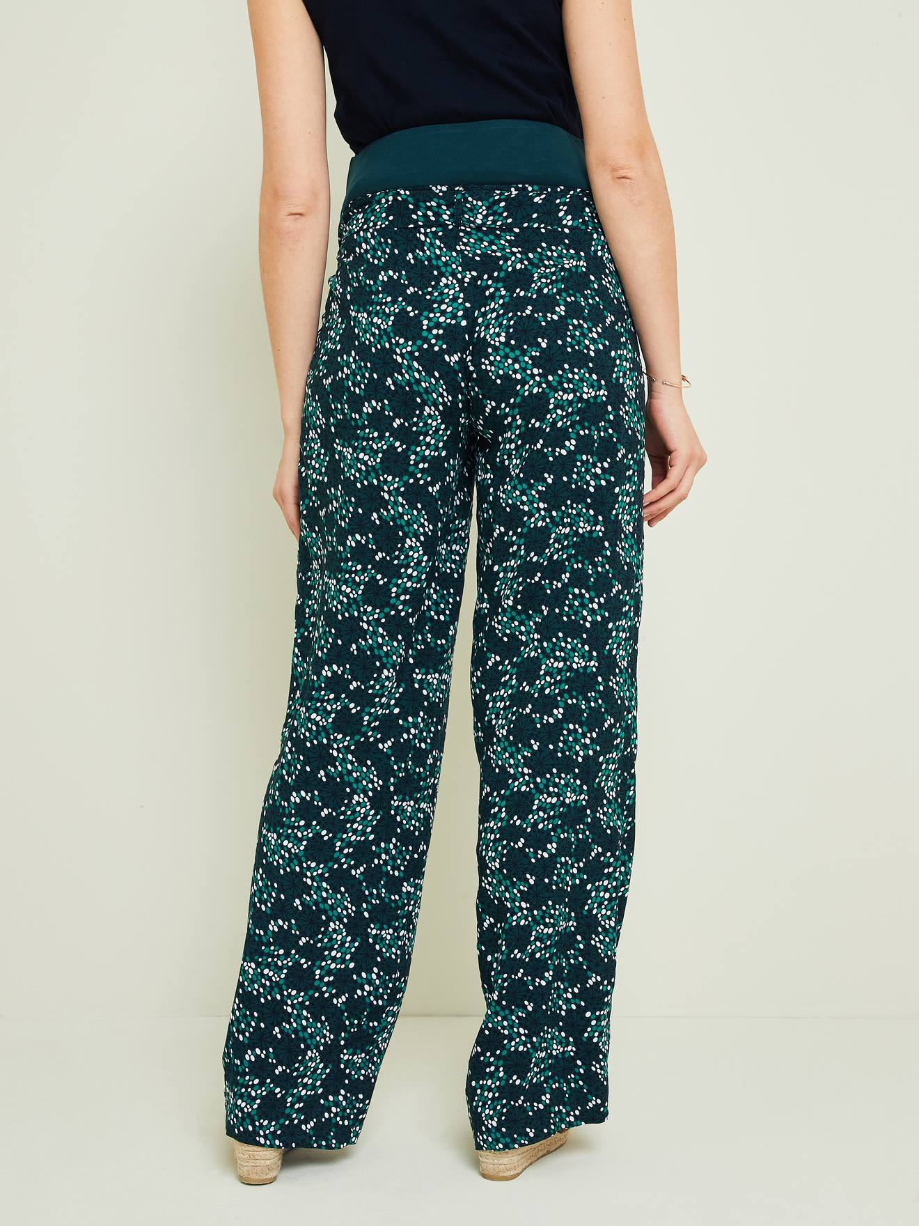 Calças de viscose para gestantes com estampa floral verde-escura.