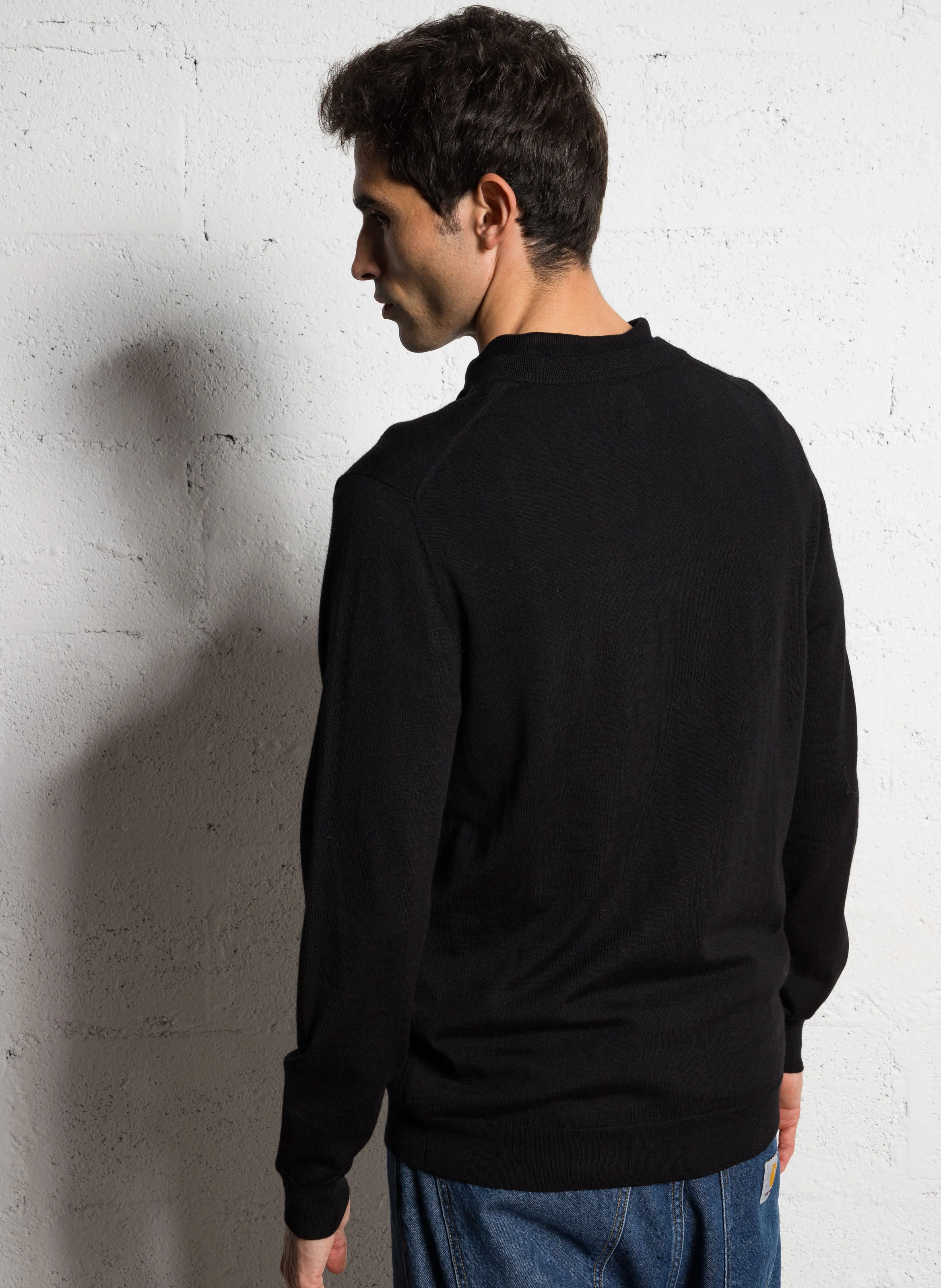 Pull col V regular fit en laine | Noir