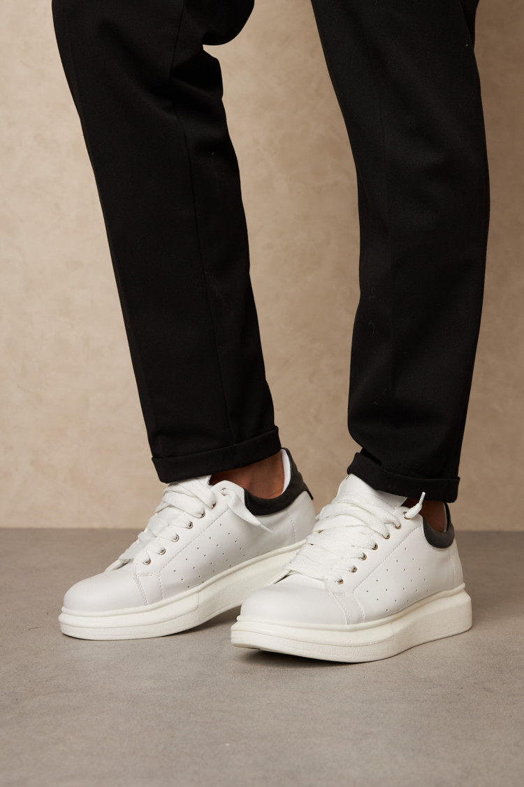 Baskets blanches et noires