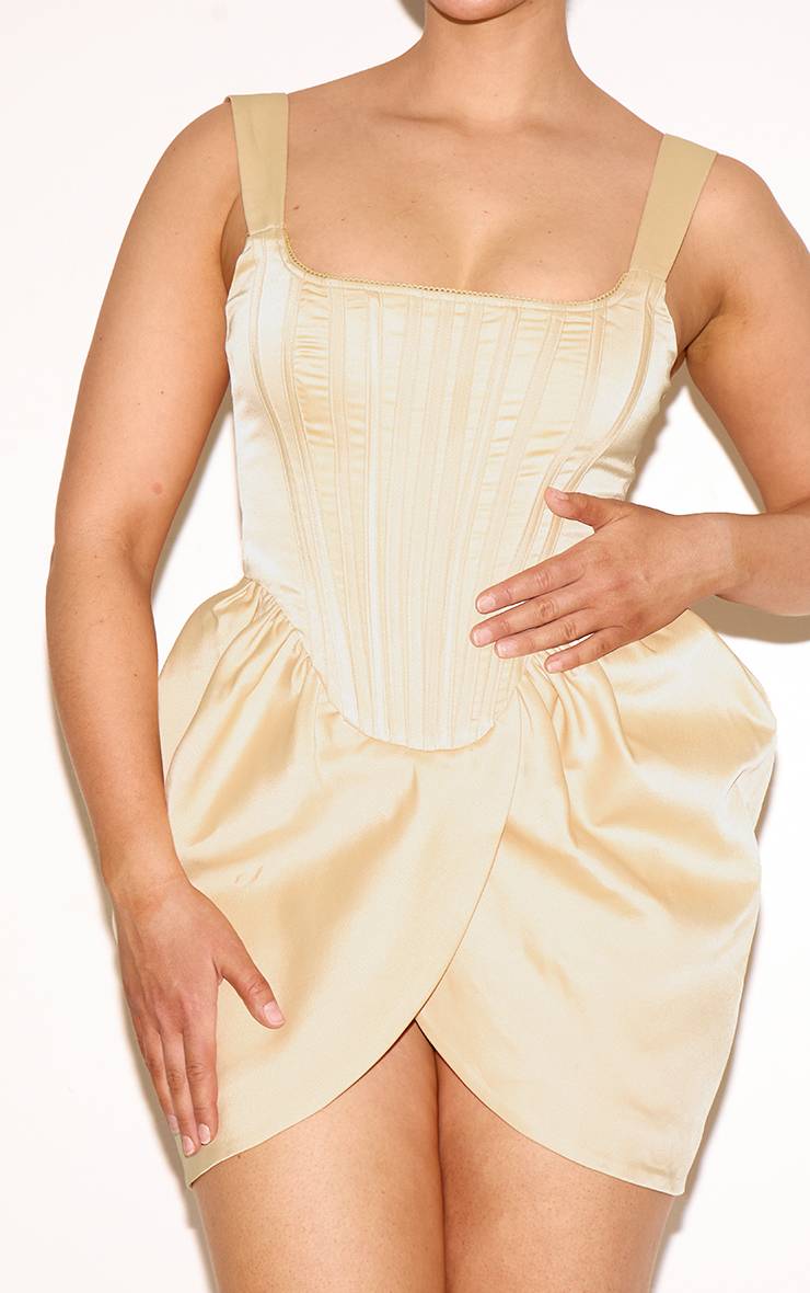 Vanille Robe Mini Tulipe Corsetée À Encolure Carrée En Satin Shape