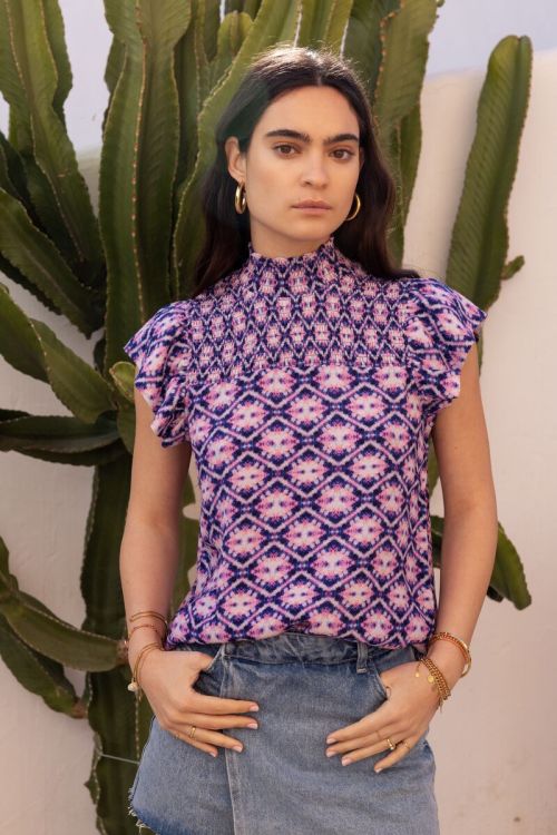 Blauwe top met roze print en smock