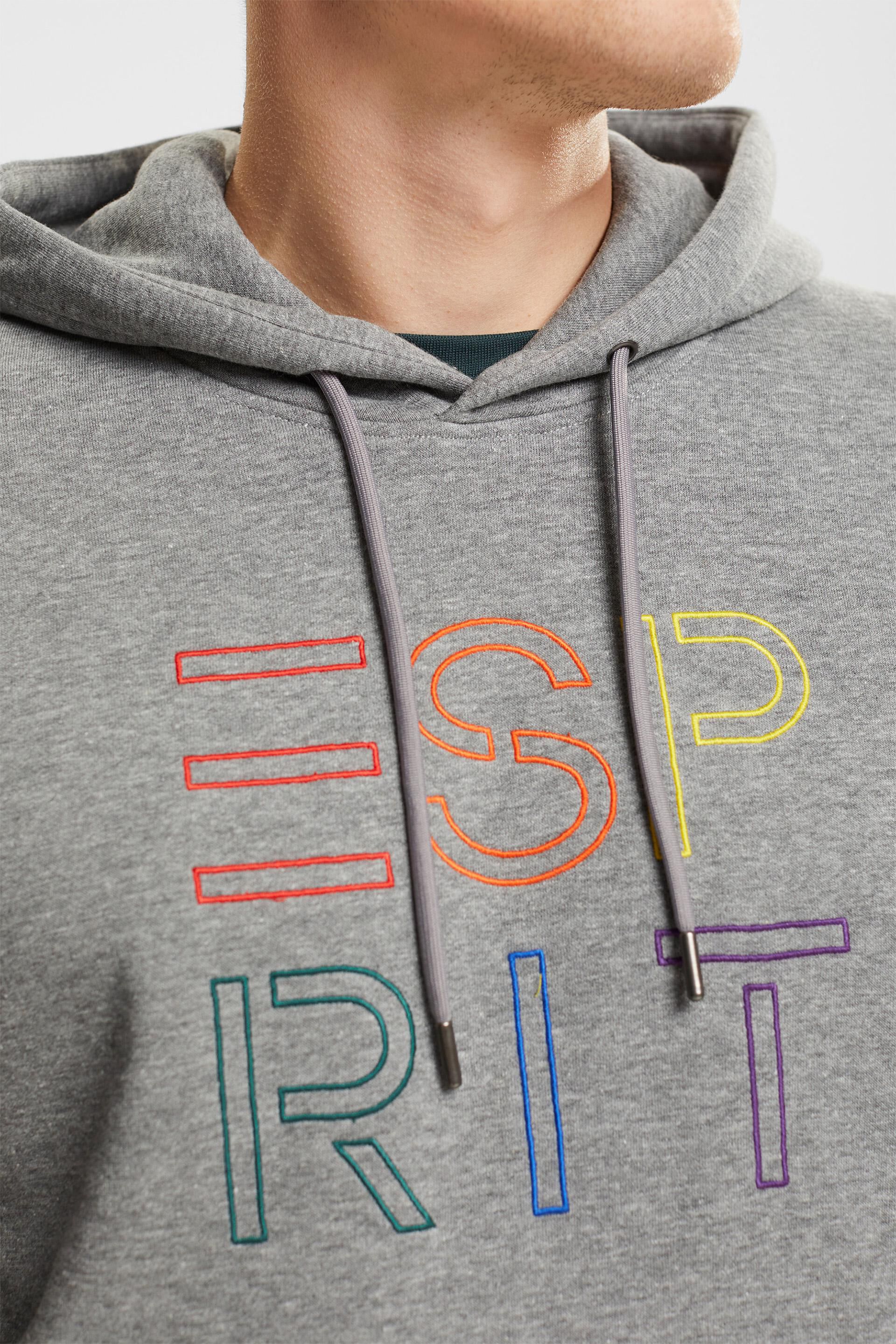 En matière recyclée : le sweat à capuche et logo brodé
