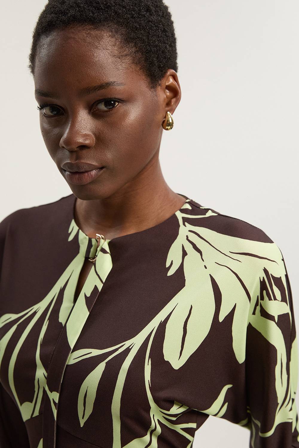KarenMillen Robe Mini à Manches Longues en Crêpe à Imprimé Floral avec Détail Nœud et Découpe