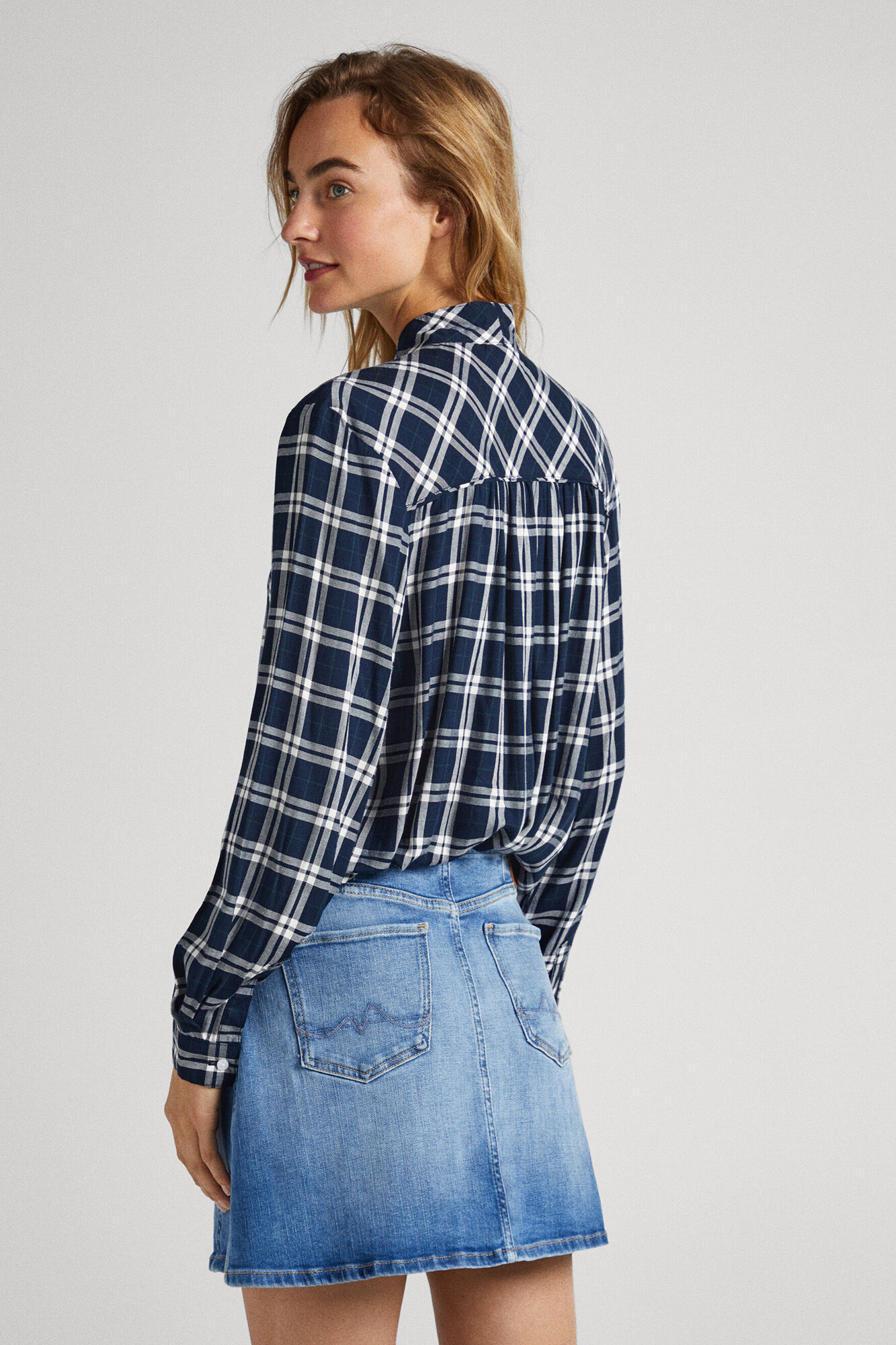 Blusa xadrez com laço no pescoço