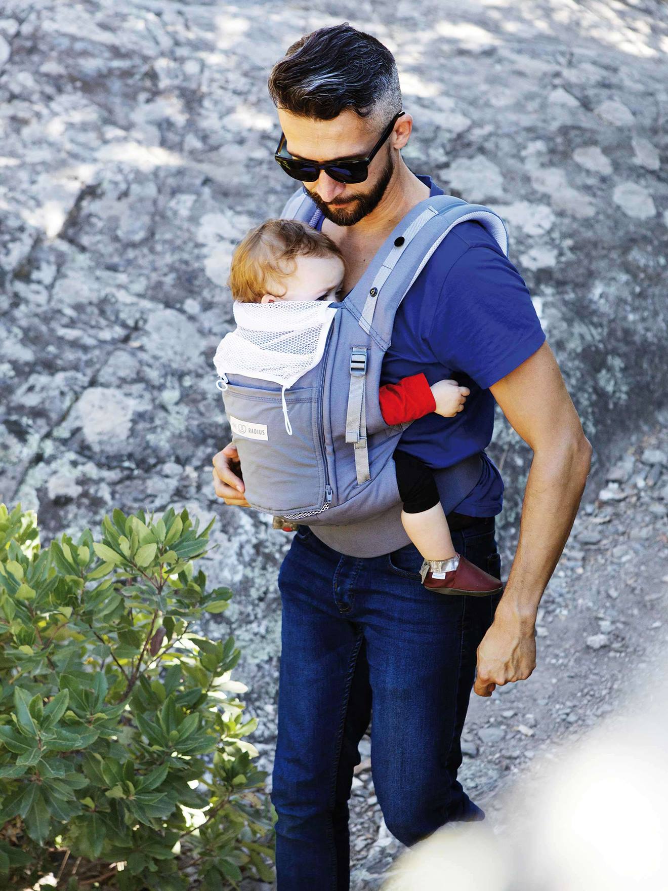 Canguru para bebês Physio Carrier LOVE RADIUS da JE PORTE MON BEBE, cor cinza claro liso