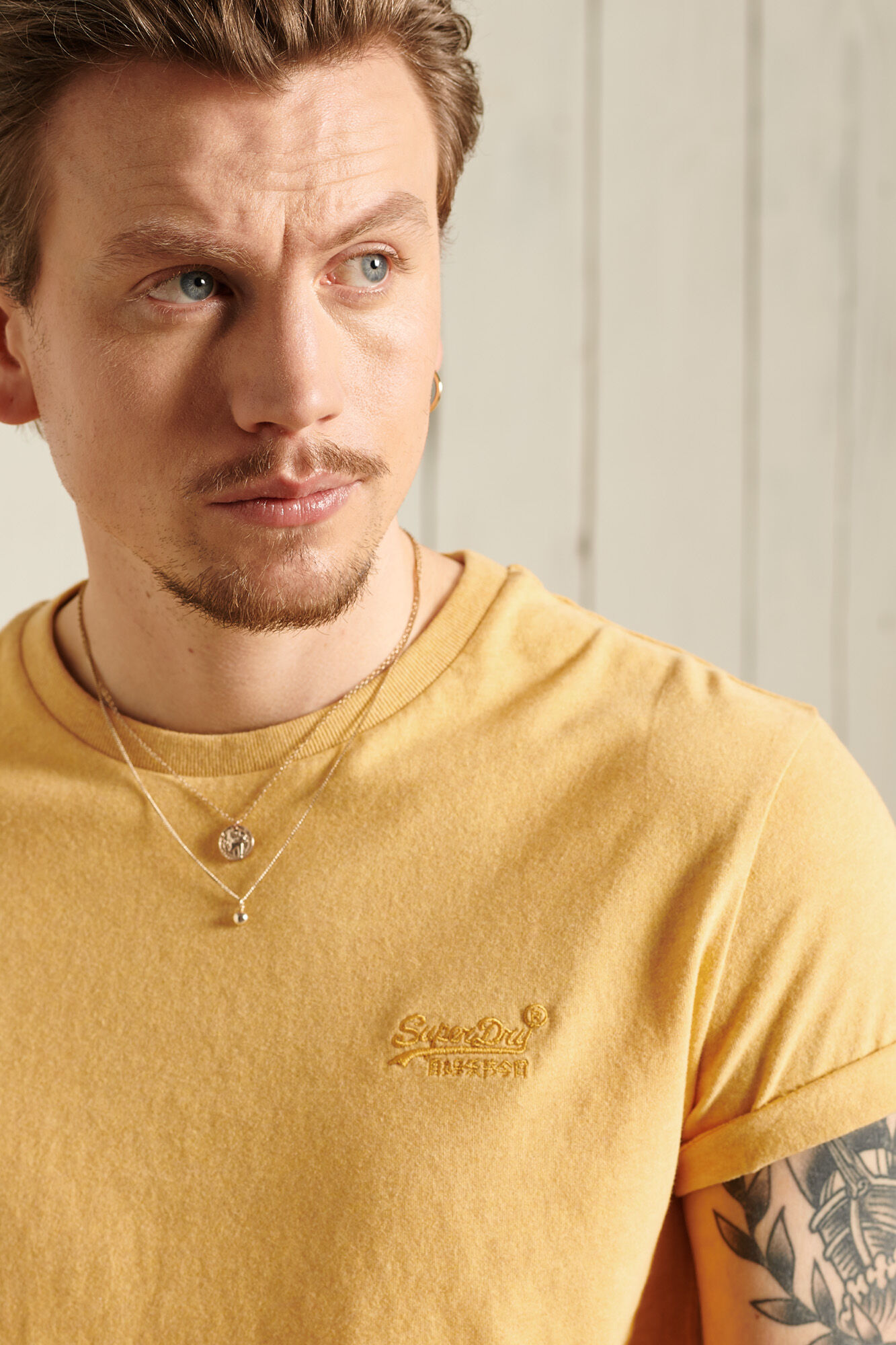 Camiseta de algodão orgânico com logo vintage bordado - dourado