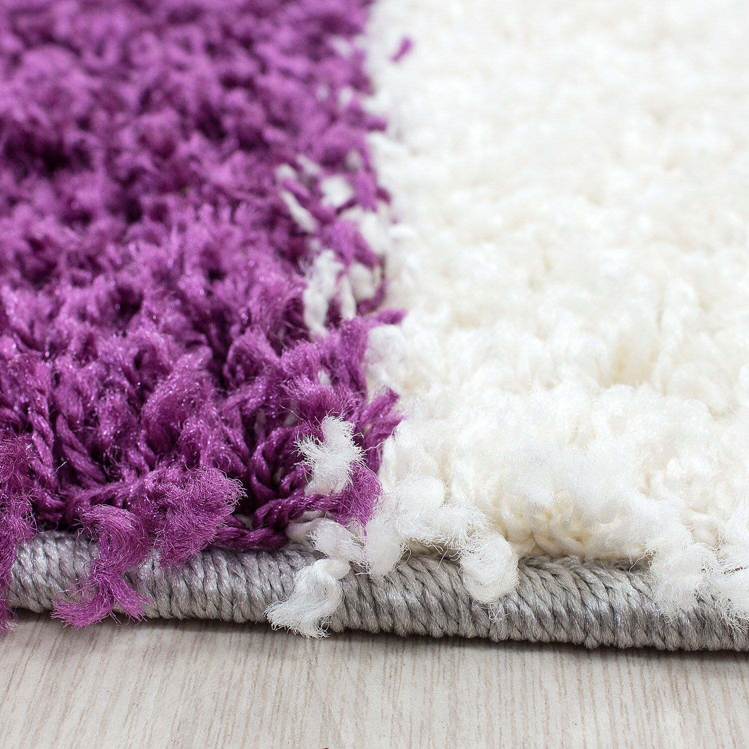 Stilvoller Hochflor-Teppich mit zeitgemäßem Karo-Muster, Shaggy-Teppich