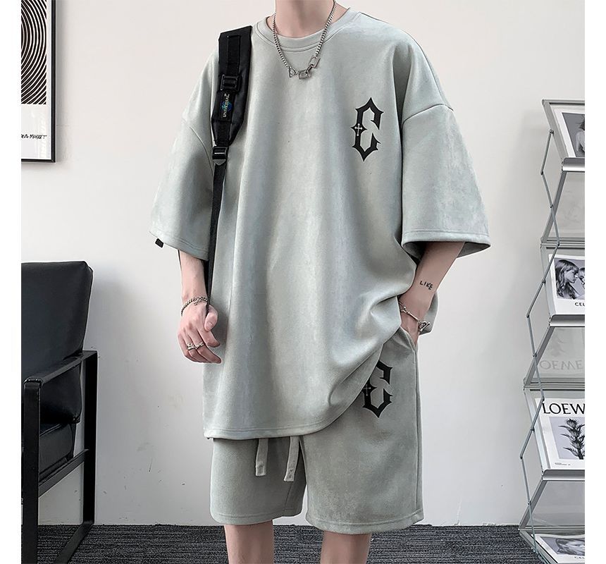 Stone Leo - Set: oversized T-shirt met ronde hals en letters, met elleboogmouwen + effen shorts met gemiddelde taille
