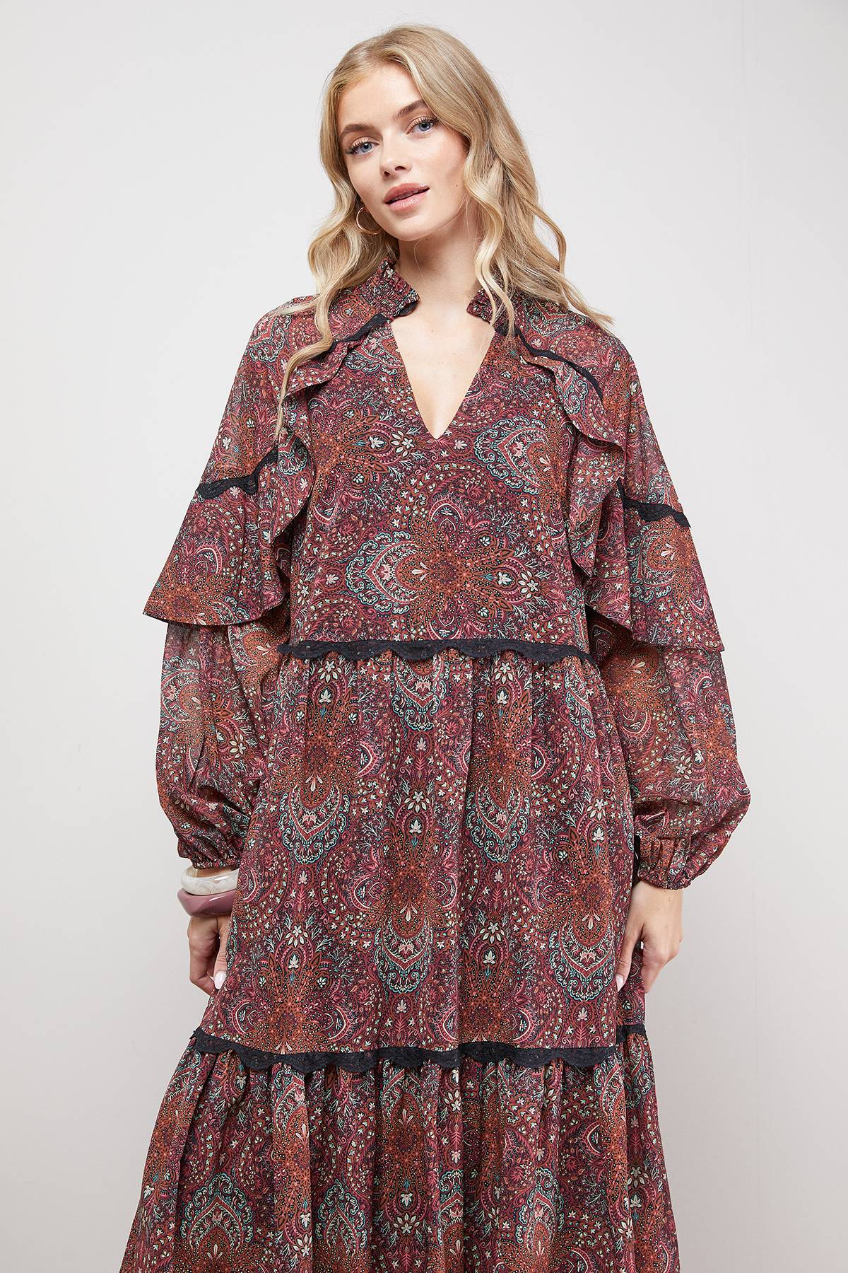 Oasis Robe Maxi Bohème Imprimée à Détail Cape et Finitions Dentelle