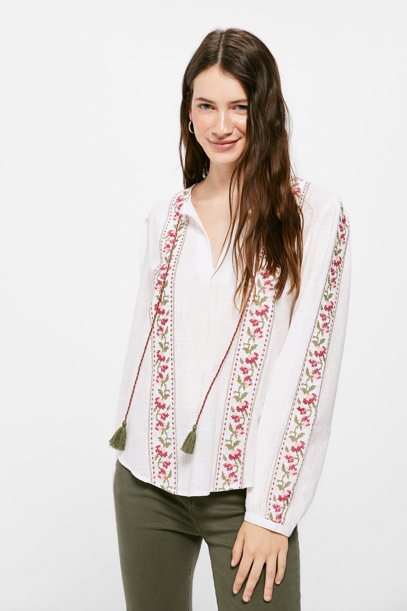 Blusa étnica para meninas com bordas bordadas.